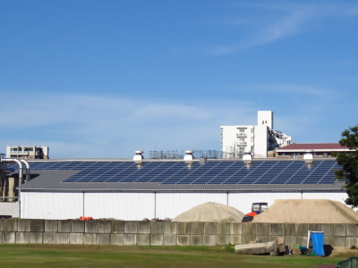 工場や施設の屋上に設置した太陽光発電システム