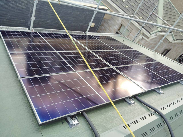 東京都豊島区のハンファジャパン製Re.RISE-NBC 440 ×3、Re.RISE-NBC MS290 ×4、Re.RISE-NBC AG270 ×10の太陽光発電施工写真
