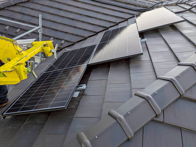 東京都稲城市のカナディアンソーラー製CS6.2-32TM-300 ×13の太陽光発電施工写真3