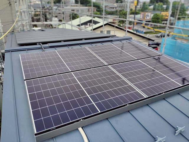 東京都調布市のハンファジャパン製Re.RISE-NBC 440 ×4、Re.RISE-NBC AG270 ×15の太陽光発電施工写真