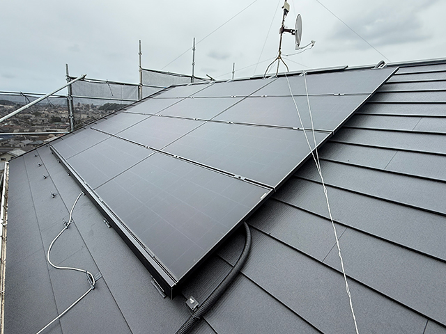 東京都町田市のハンファジャパン製Re.RISE-NBC 440 ×8、Re.RISE-NBC AG270 ×12の太陽光発電施工写真